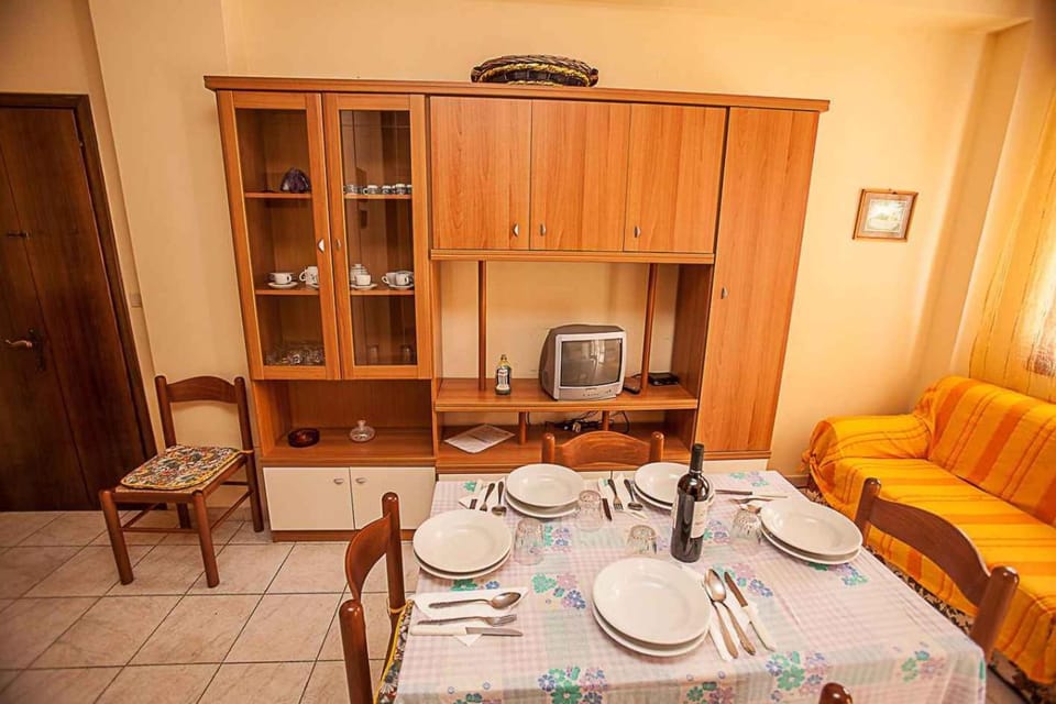 TV and multimedia, Living room, Seating area, Dining area