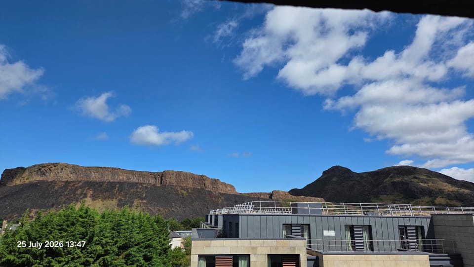 St Leonards Apartment, Sleeps 4, Cozy Apartment Overlooking Arthur's Seat Apartment in Edinburgh