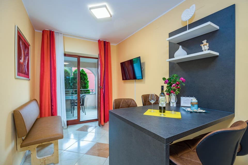 TV and multimedia, Living room, Seating area, Dining area