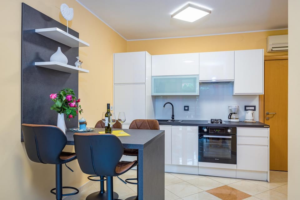 Kitchen or kitchenette, Dining area, dishwasher, pet friendly, stove, toaster