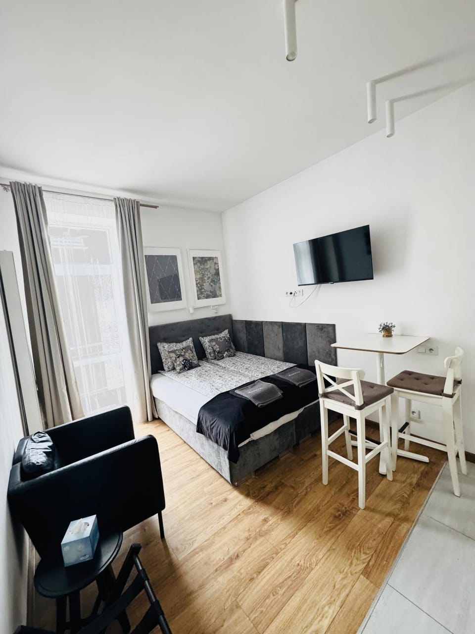 Bed, TV and multimedia, Seating area
