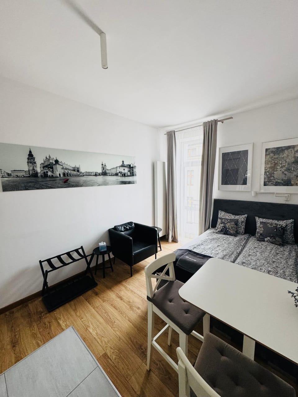 Bed, Seating area