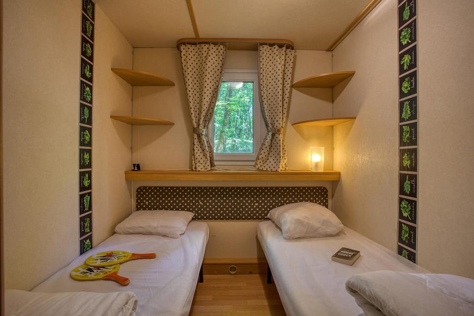 Camping Glamping Le Pech Charmant Campground/ 
RV Resort in Occitanie