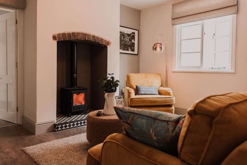 Penny Black Cottage House in Telford