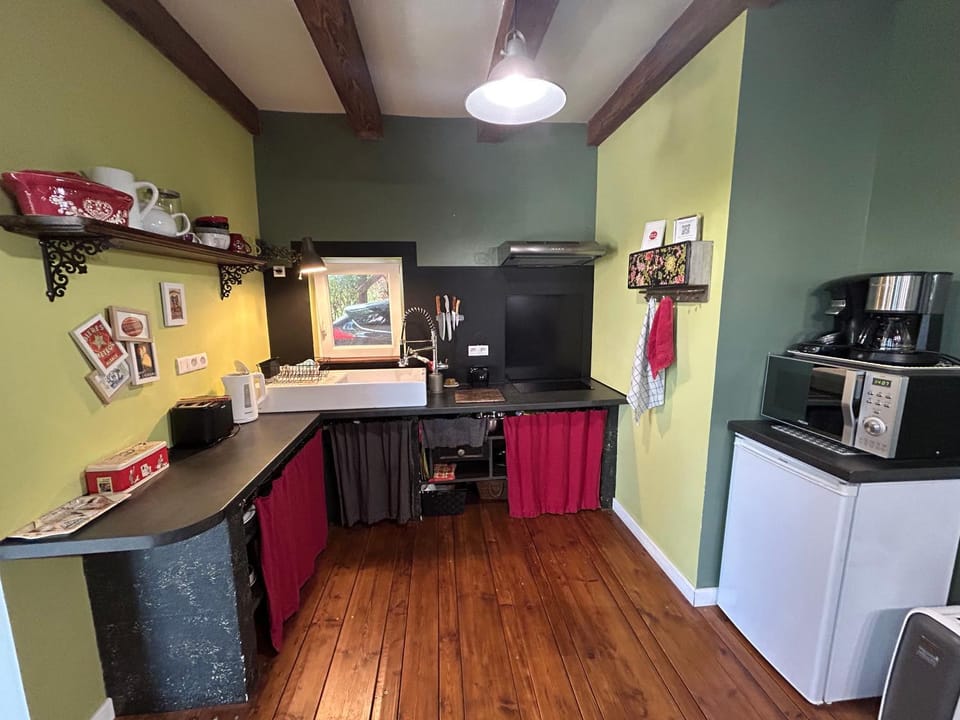 Coffee/tea facilities, Kitchen or kitchenette, microwave, oven, stove, toaster