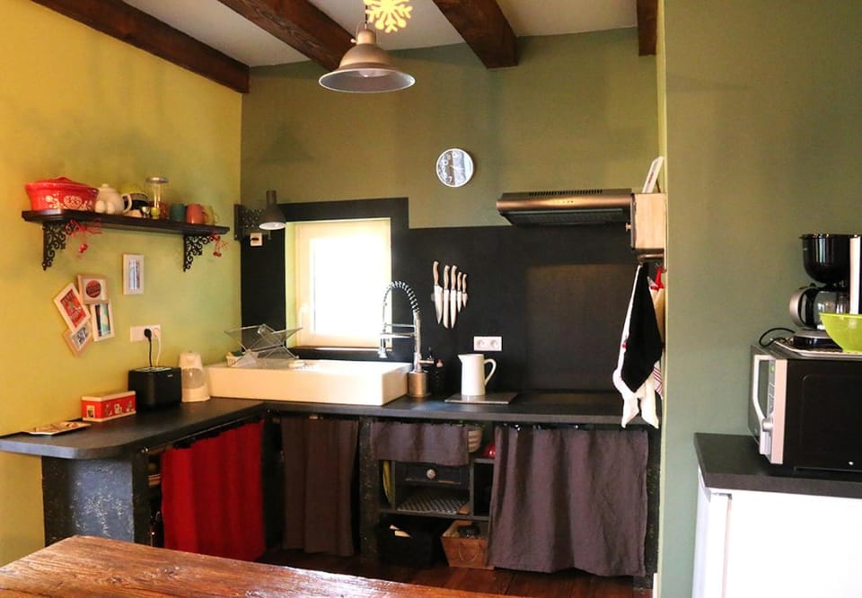 Coffee/tea facilities, Kitchen or kitchenette, Dining area, oven, stove, toaster