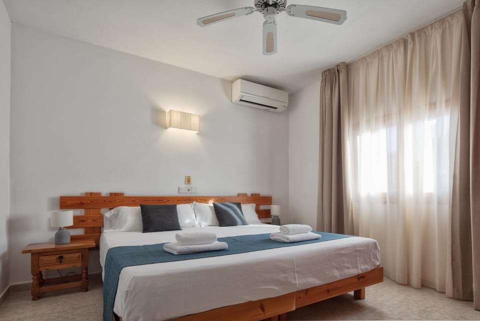 Bedroom, air conditioner
