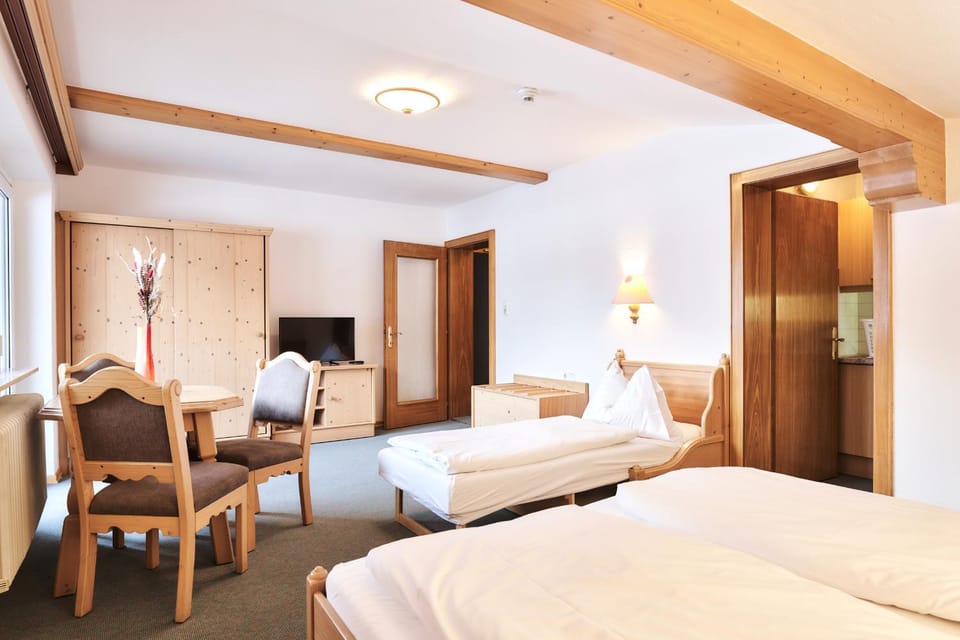 Bed, TV and multimedia, Seating area, Bedroom, wardrobe