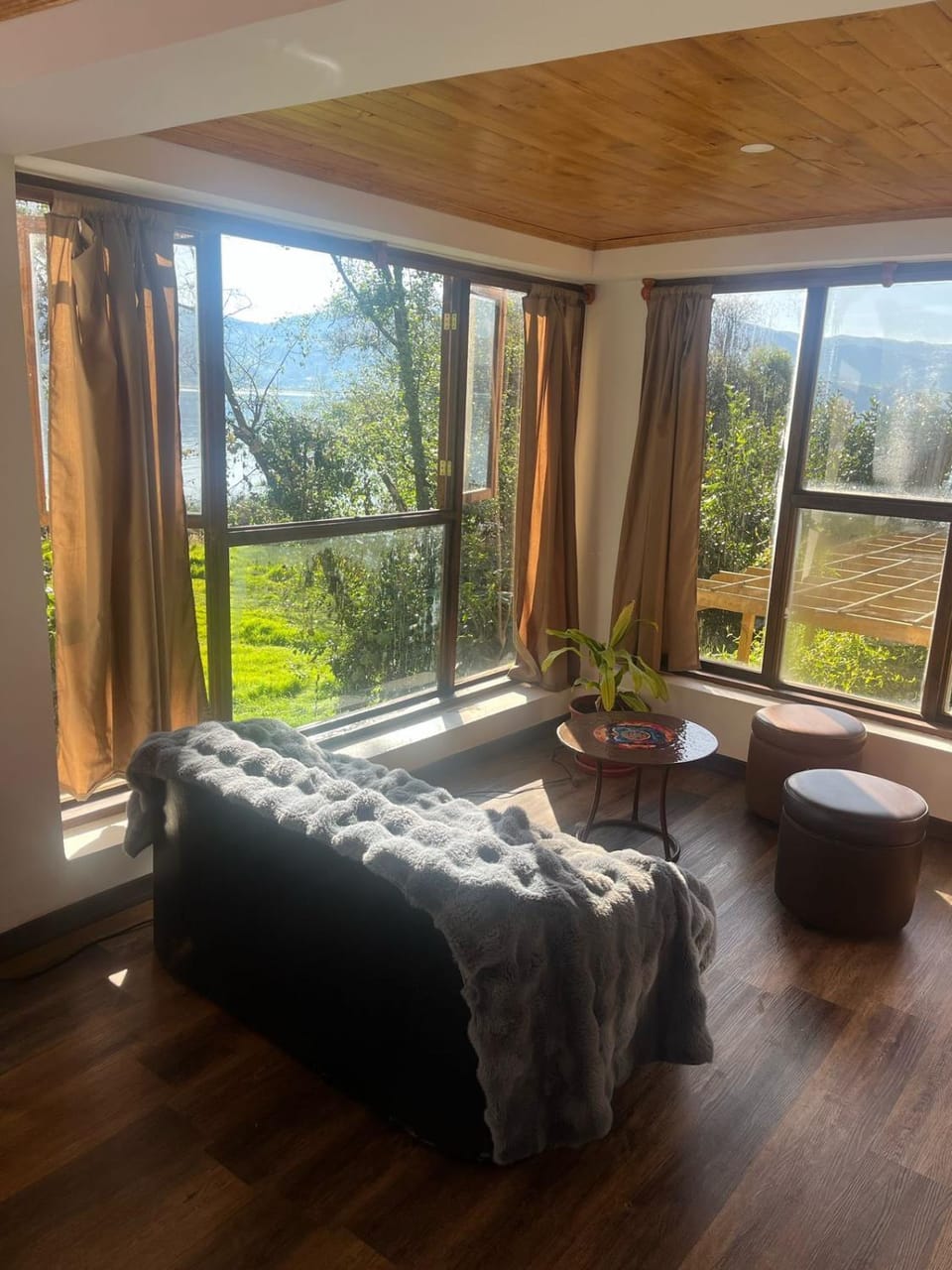 Natural landscape, Garden, Living room, Lake view