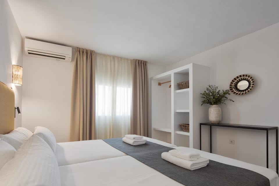 Bedroom, air conditioner
