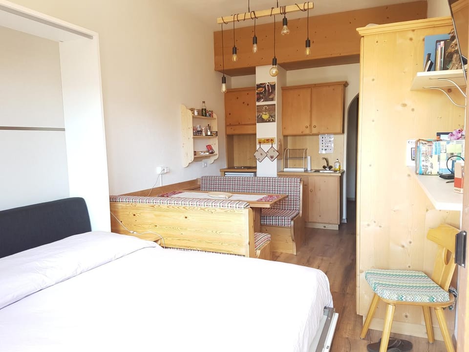 Bed, Photo of the whole room, Dining area