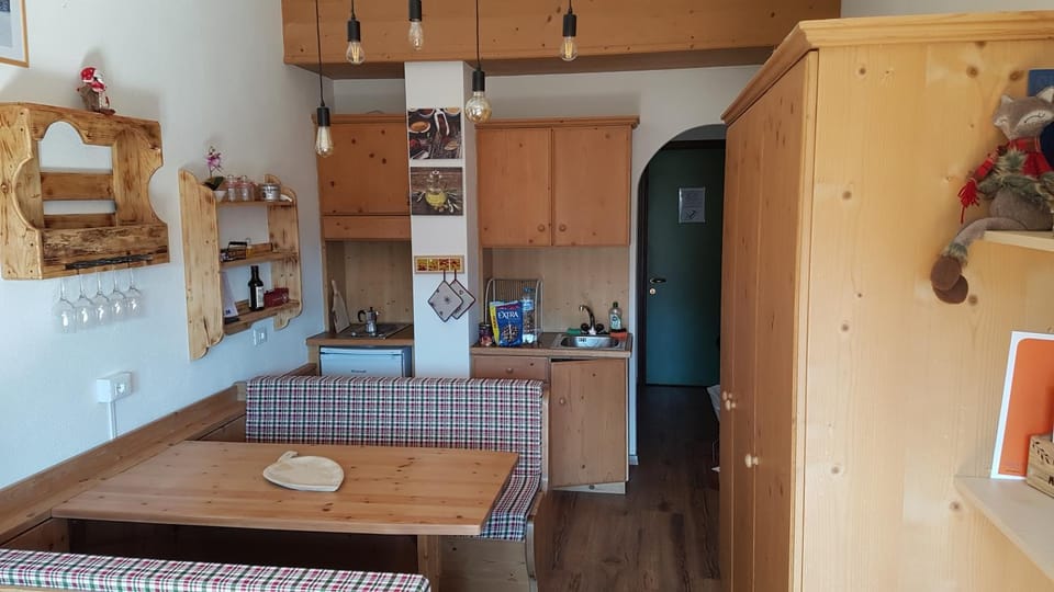 Kitchen or kitchenette, Seating area, stove
