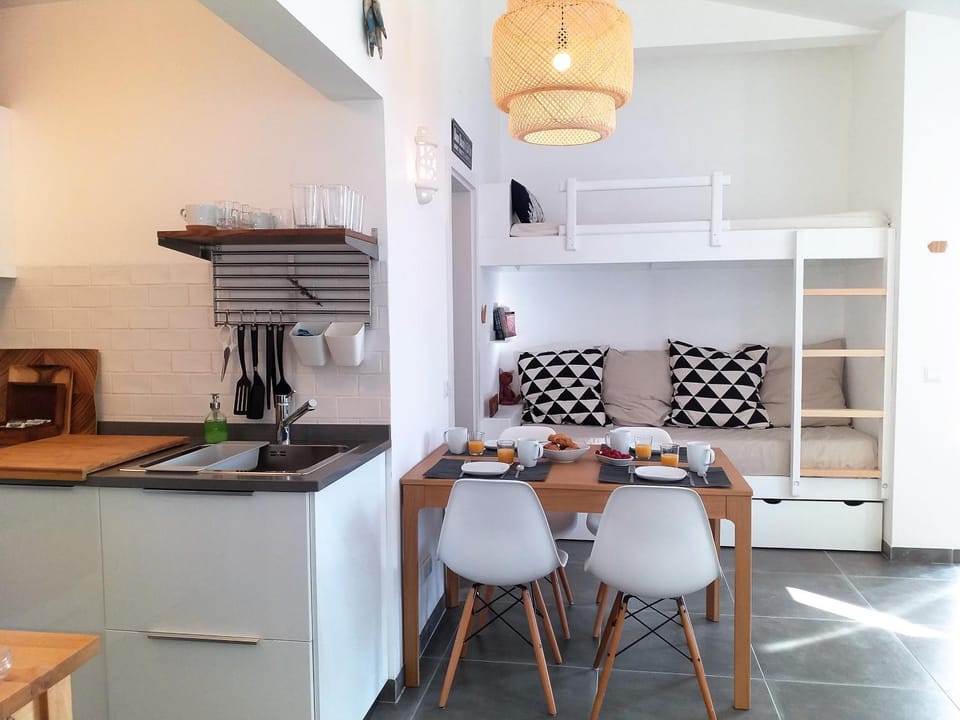 Seating area, Dining area, Area and facilities