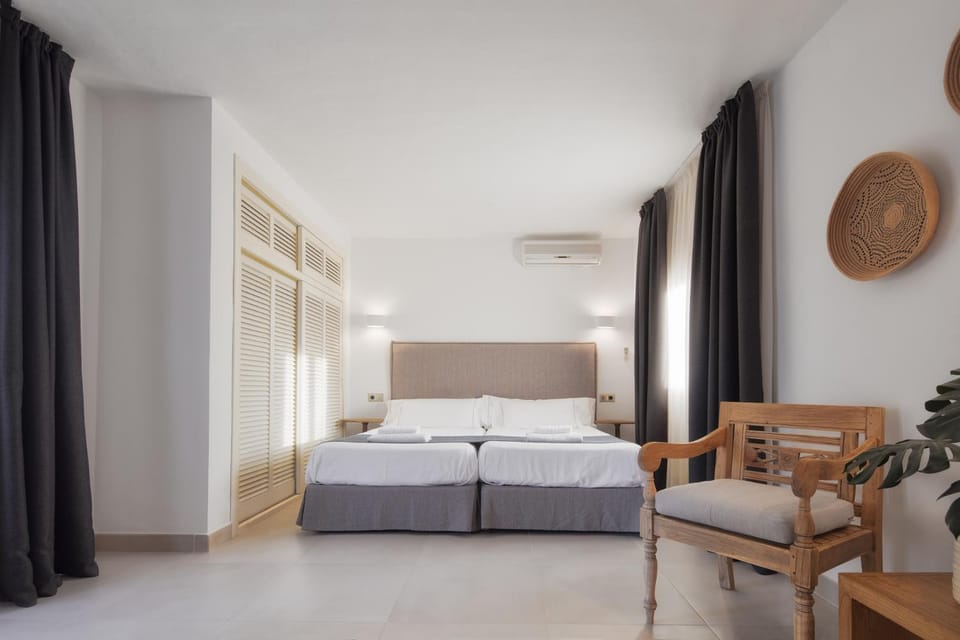 Photo of the whole room, Bedroom