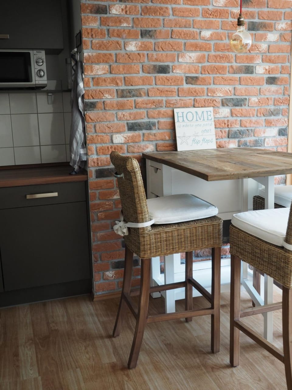 Kitchen or kitchenette, Dining area