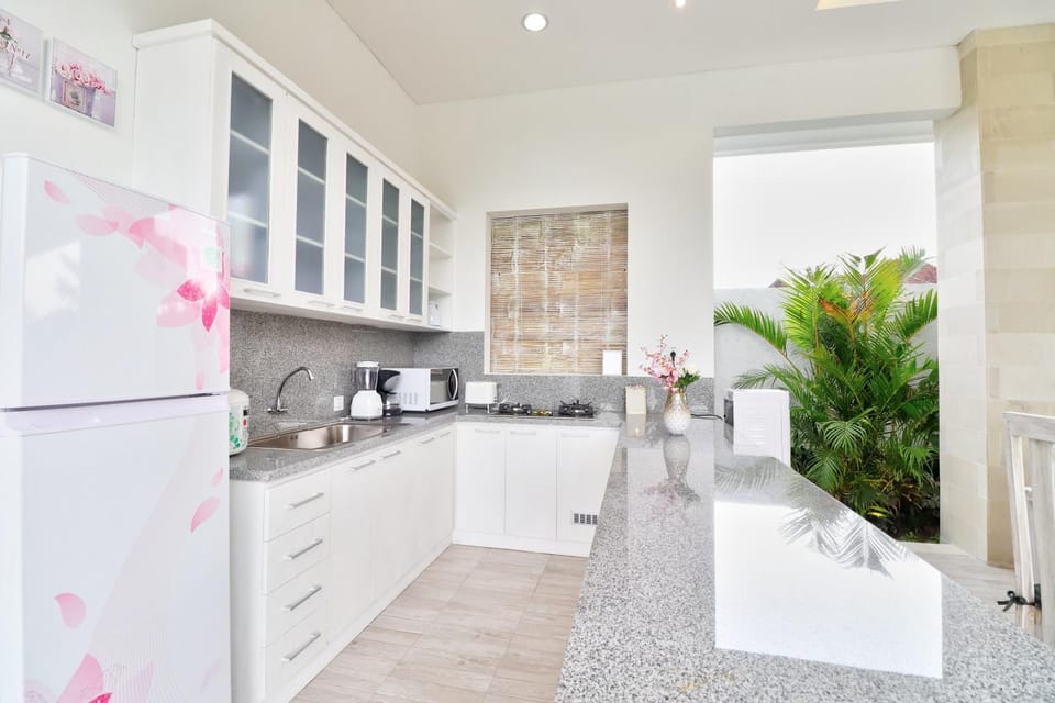 Kitchen or kitchenette, minibar