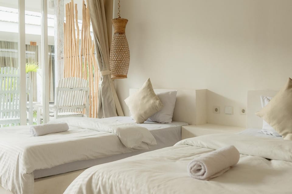 Bed, Bedroom, towels
