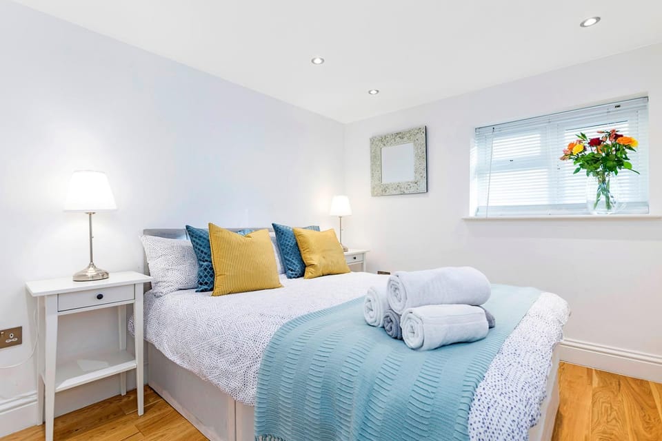 Stylish 2 Bed Apartment-Zone 2 - 10 Minutes to the heart of London- sleeps up 8 Apartment in London Borough of Camden