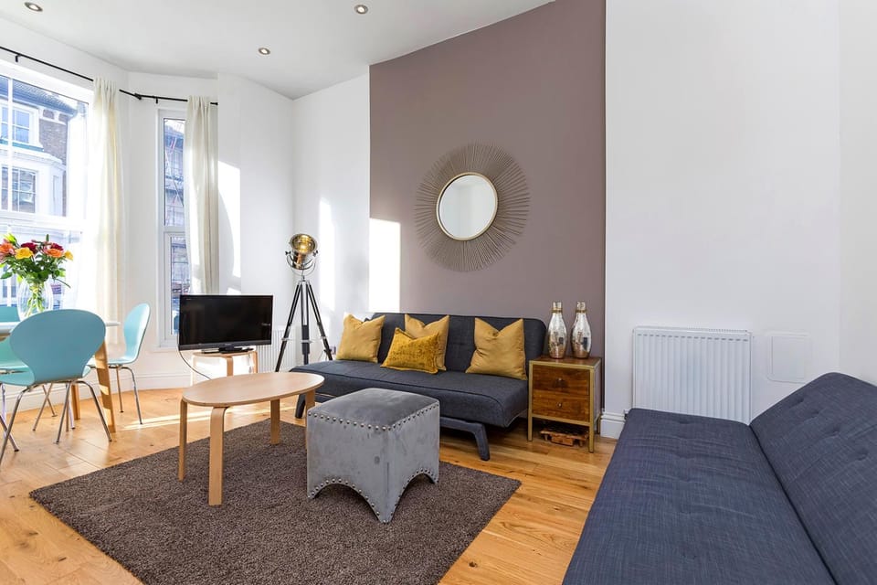 Stylish 2 Bed Apartment-Zone 2 - 10 Minutes to the heart of London- sleeps up 8 Apartment in London Borough of Camden