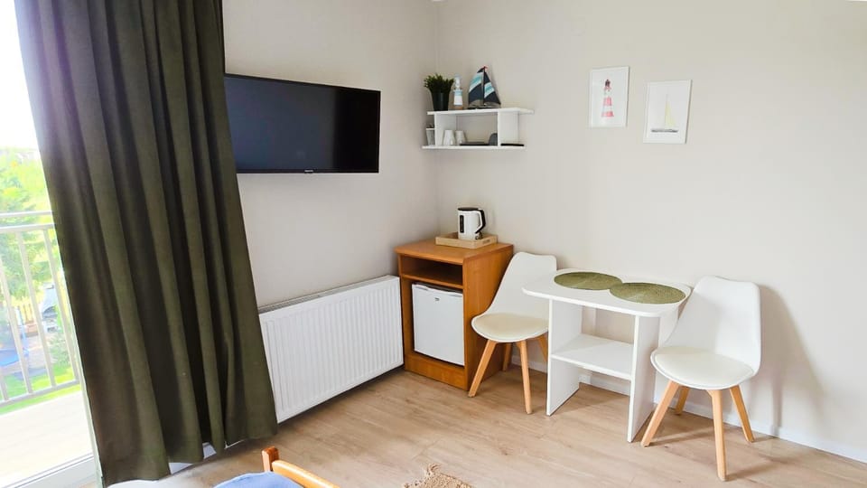 TV and multimedia, View (from property/room), Dining area, Garden view