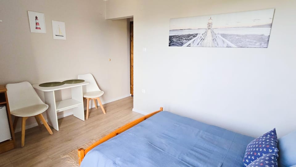 Bed, Decorative detail, Dining area, Bedroom