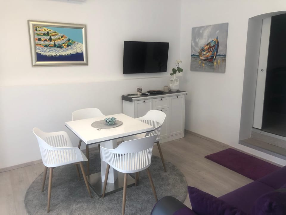 TV and multimedia, Living room, Seating area, Dining area