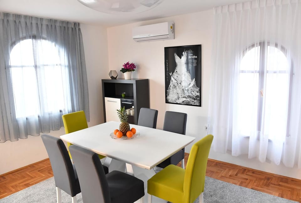 Seating area, Dining area, air conditioner