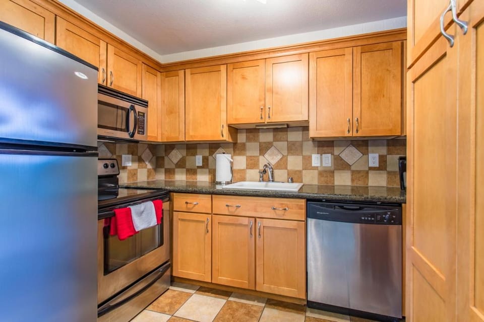 Sea View, Best Area, No Stairs, WD, 2 Bedrooms, Jacuzzi Bath, New Carpet, Balcony, View, 825sf Apartment in Tacoma