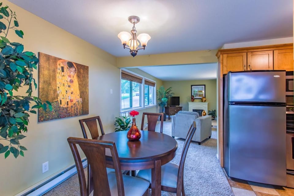 Sea View, Best Area, No Stairs, WD, 2 Bedrooms, Jacuzzi Bath, New Carpet, Balcony, View, 825sf Apartment in Tacoma