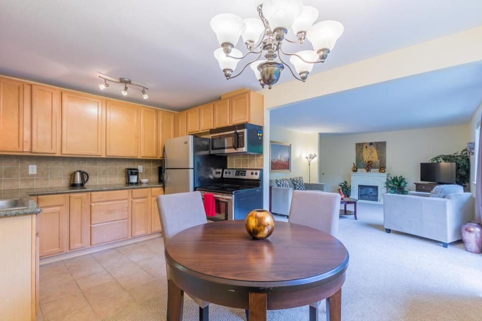 the Romeo, Best Area, 2 Bedrooms, WD, Jacuzzi Bath, No Stairs, New Carpet, 825sf Apartment in Tacoma