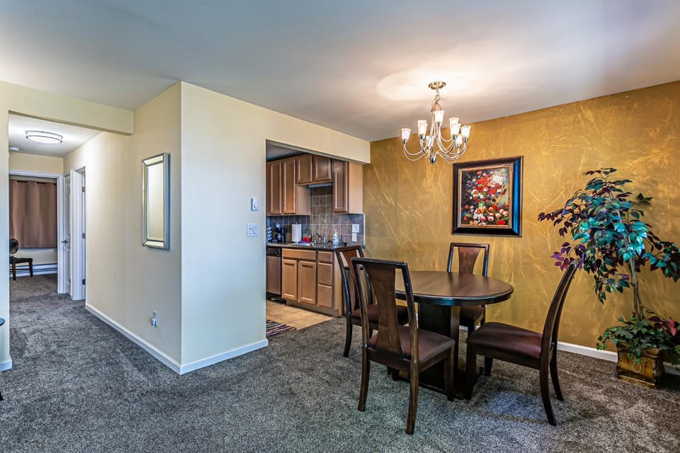 Puget Sound View, Best Area, 2 Baths, 2 Bedrooms, WD, Jacuzzi Bath, New Carpet, Balcony, View, 925sf Apartment in Tacoma