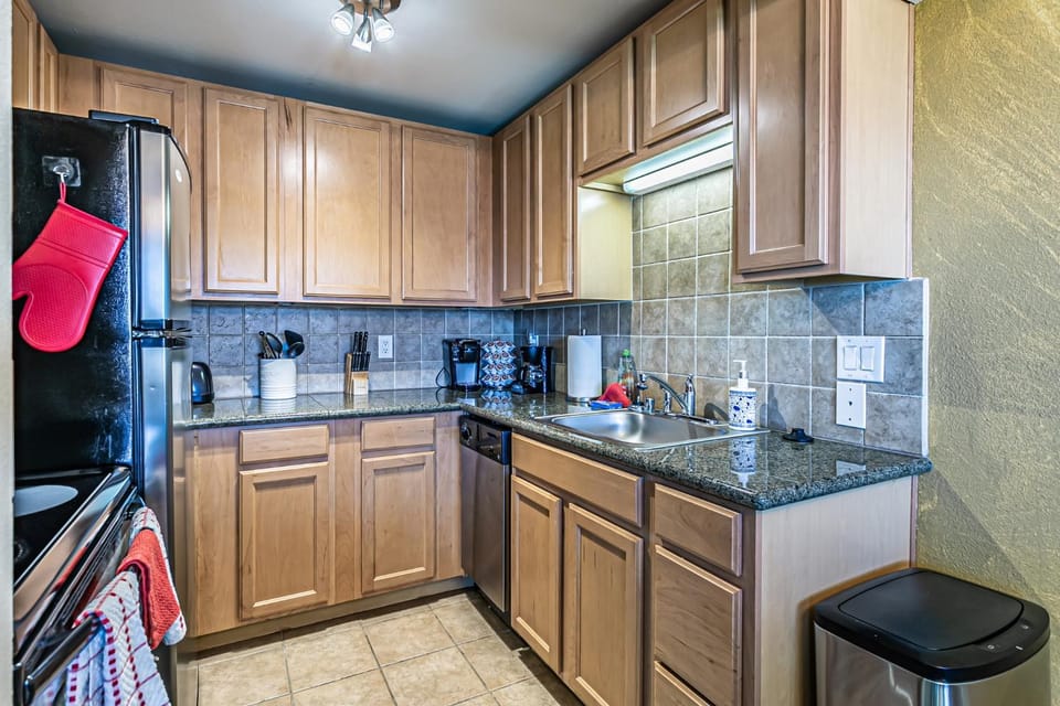 Puget Sound View, Best Area, 2 Baths, 2 Bedrooms, WD, Jacuzzi Bath, New Carpet, Balcony, View, 925sf Apartment in Tacoma