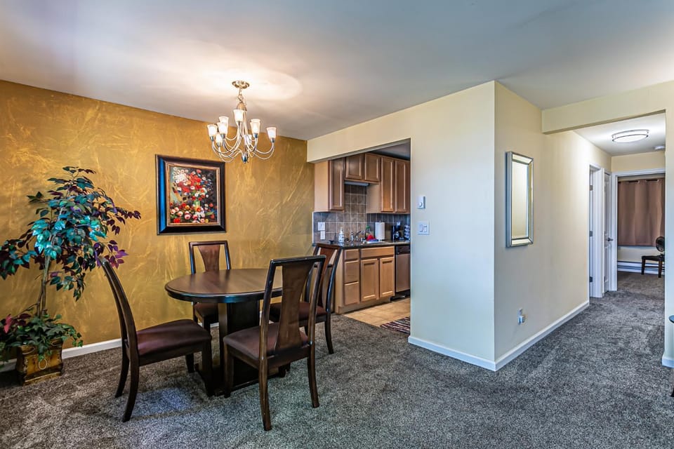 Pacific View, Best Area, 2 Baths, 2 Bedrooms, WD, Jacuzzi Bath, New Carpet, Balcony, View, 925sf Apartment in Tacoma