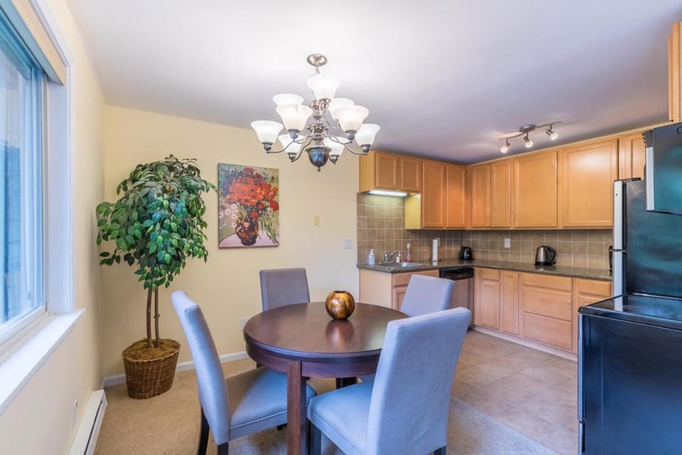the Juliet, Best Area, 2 Bedrooms, WD, Jacuzzi Bath, New Carpet, 825sf Apartment in Tacoma