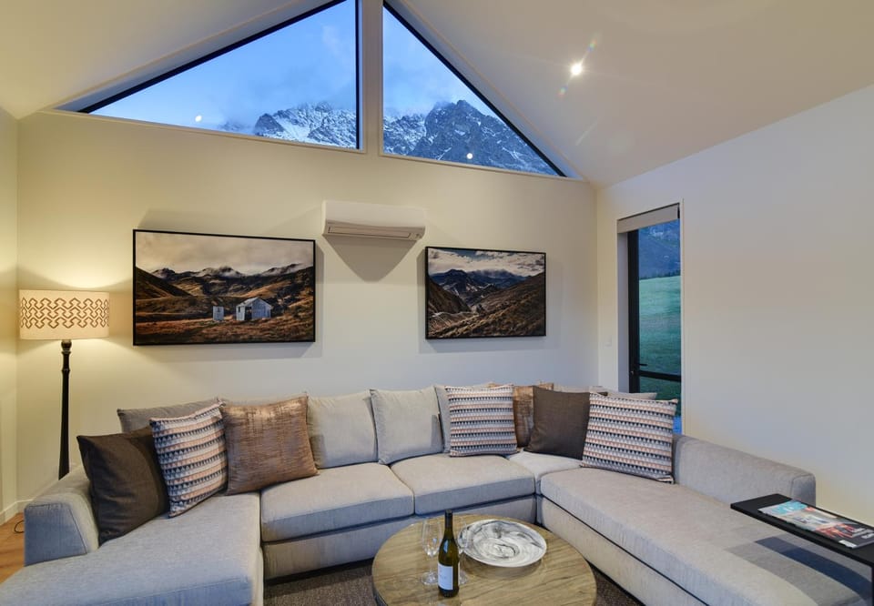 Living room, Seating area, air conditioner