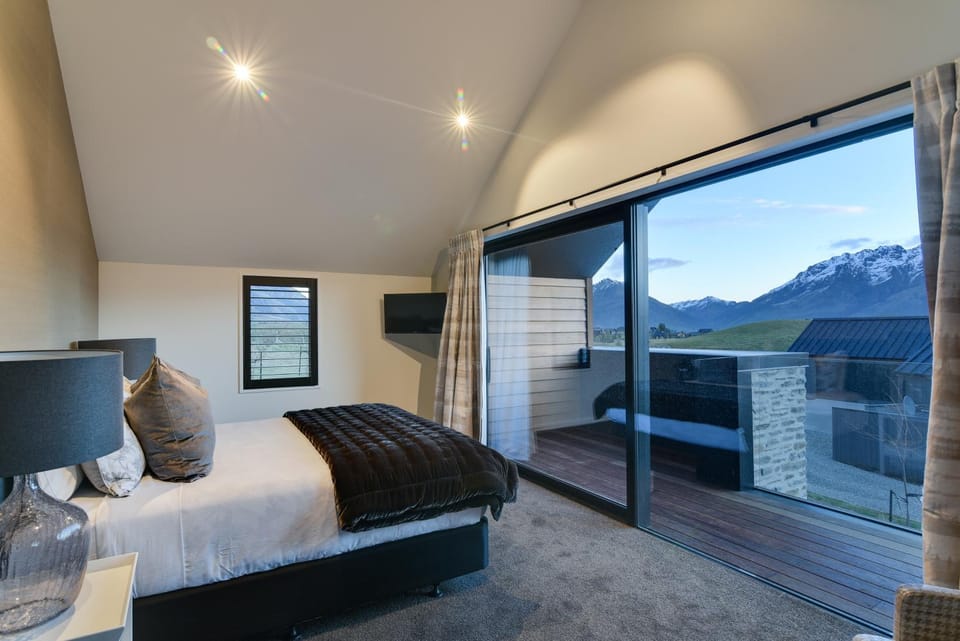 Bed, TV and multimedia, Balcony/Terrace, Living room, Photo of the whole room, Bedroom, Mountain view