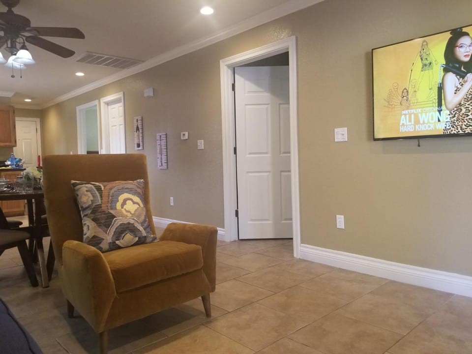 CLOSE TO STRIP, Very Private, GATED, Huge Floorplan, WIFI, Washer&Dryer House in Paradise
