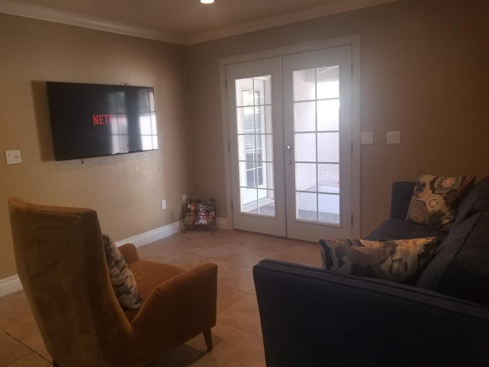 CLOSE TO STRIP, Very Private, GATED, Huge Floorplan, WIFI, Washer&Dryer House in Paradise