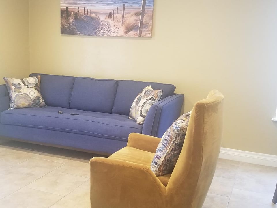 CLOSE TO STRIP, Very Private, GATED, Huge Floorplan, WIFI, Washer&Dryer House in Paradise