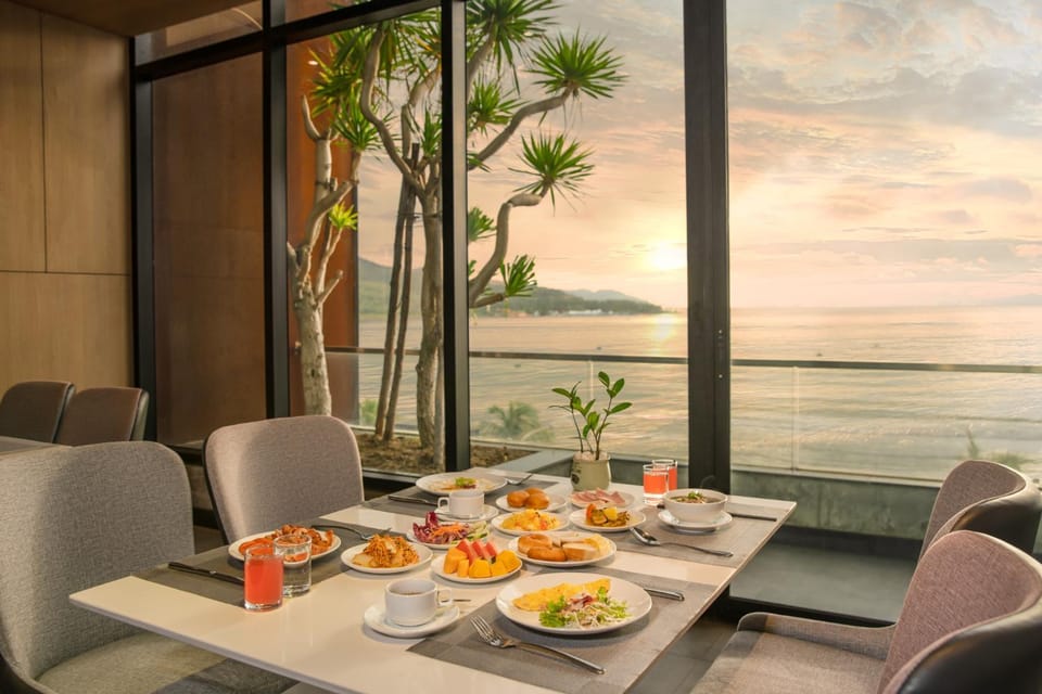 Restaurant/places to eat, Natural landscape, Food and drinks, Seating area, Dining area, Food, Sea view, Breakfast
