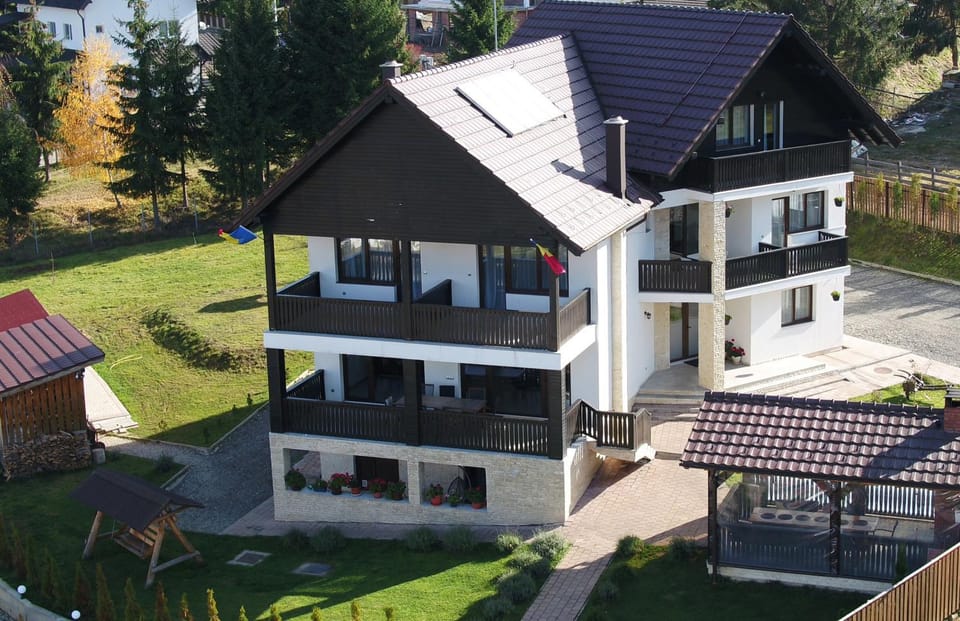Property building, Day, Garden, Garden view