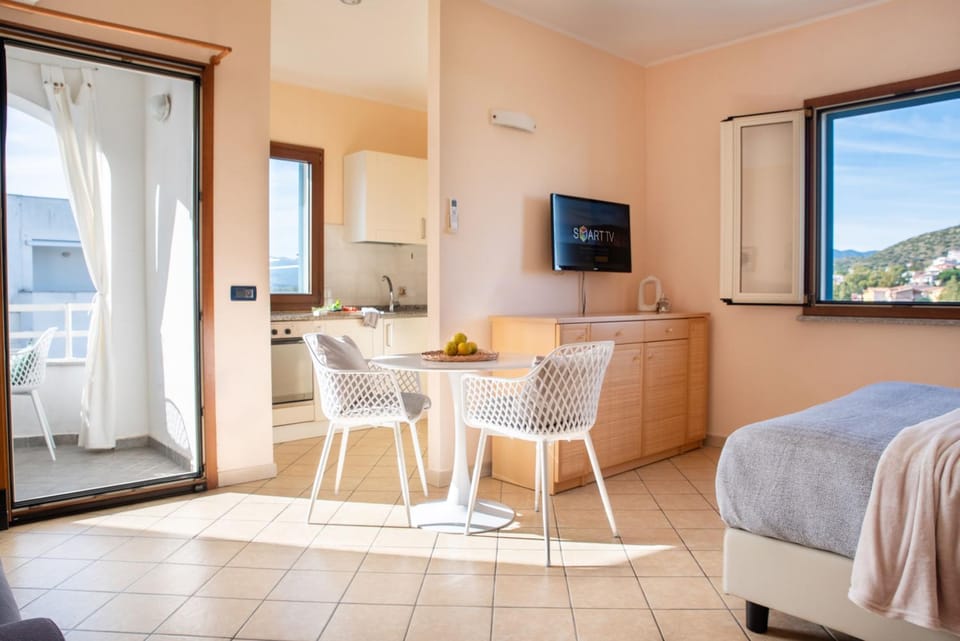 Bed, Natural landscape, TV and multimedia, View (from property/room), Balcony/Terrace, Kitchen or kitchenette, Living room, Photo of the whole room, Seating area, Dining area, Bedroom, Mountain view, kitchen, acessibility, air conditioner