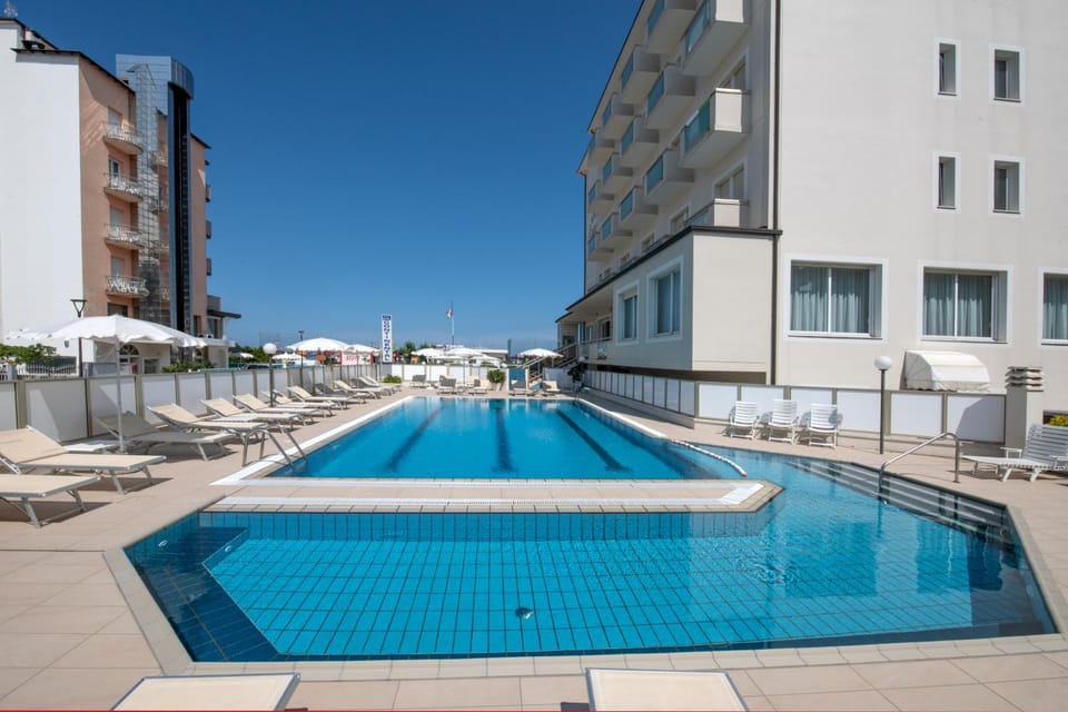 Hot Tub, Swimming pool