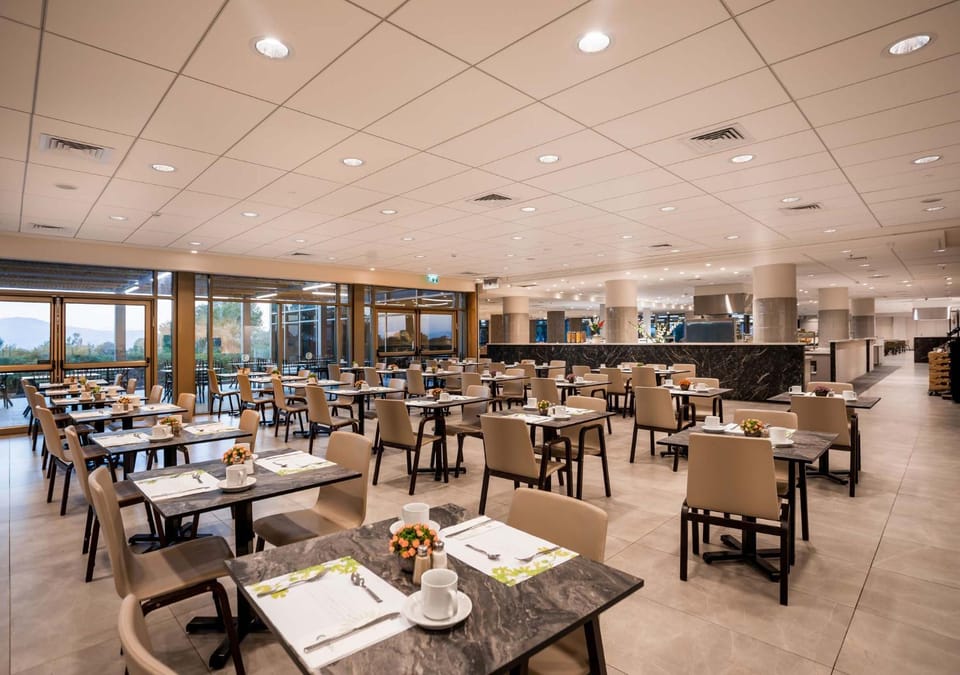 Restaurant/places to eat, Food and drinks, Seating area, Food