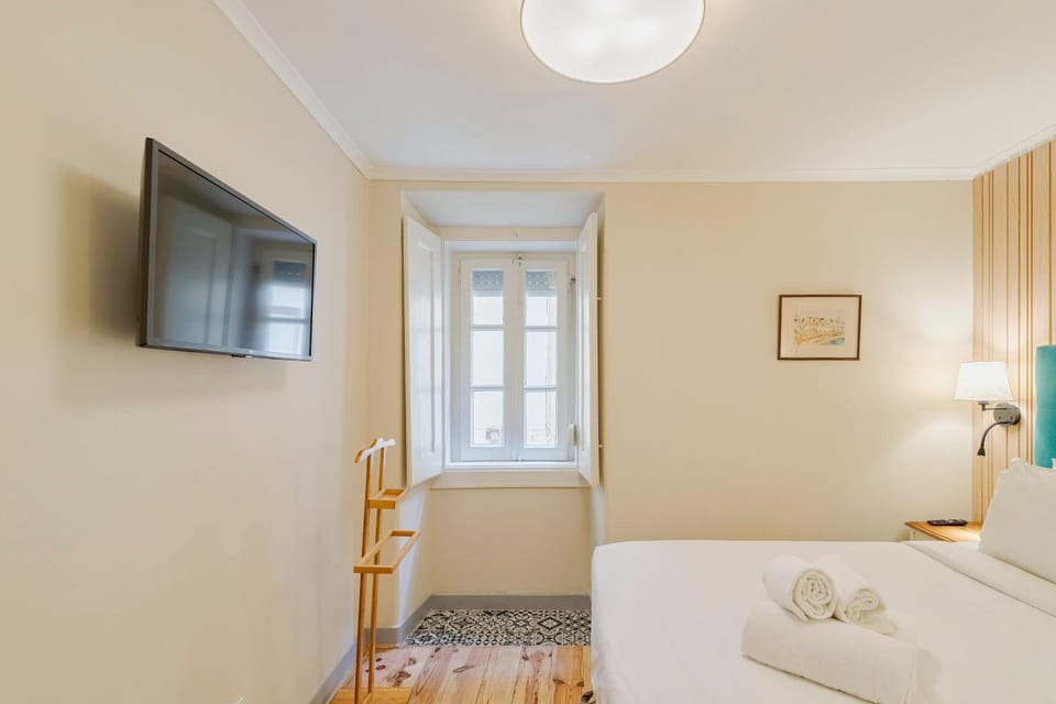 Bed, TV and multimedia, Photo of the whole room, Bedroom