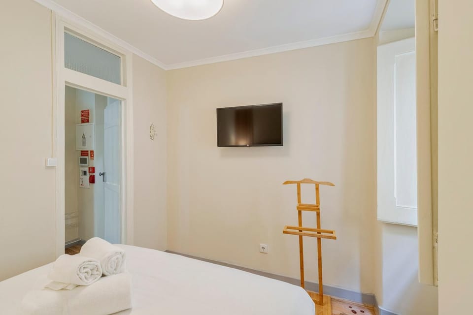 Bed, TV and multimedia, Photo of the whole room, Bedroom, towels