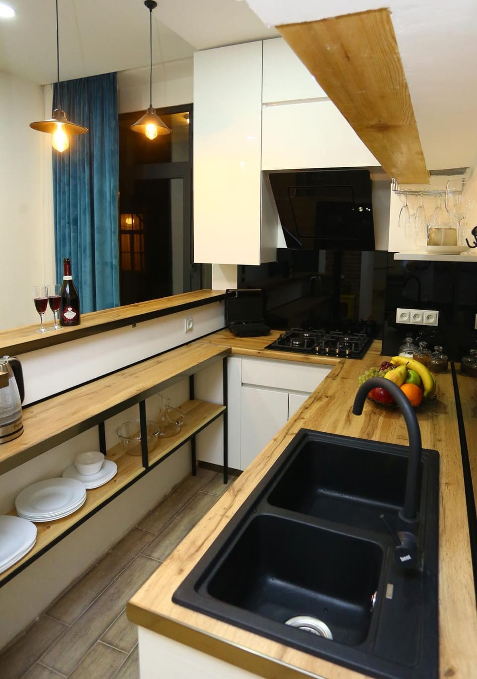 Kitchen or kitchenette, Inner courtyard view