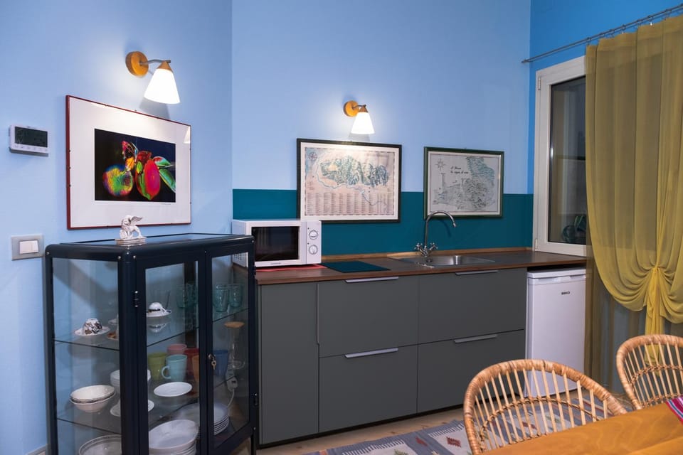 Kitchen or kitchenette, minibar