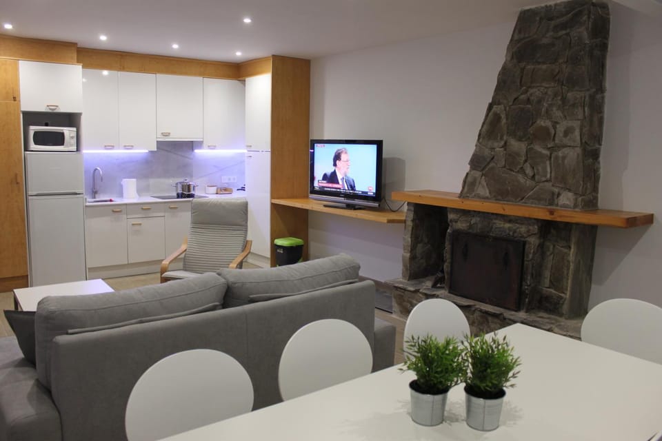 Night, TV and multimedia, Kitchen or kitchenette, Living room, Photo of the whole room, Seating area, Dining area