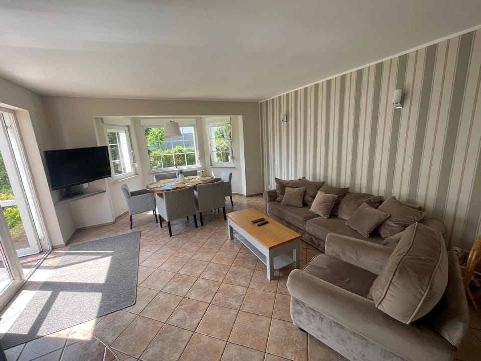 TV and multimedia, Living room, Seating area, Dining area, internet